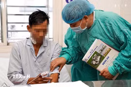 Kiểm tra sức khoẻ bệnh nhân sau ghép thận. (Ảnh: TTXVN phát)