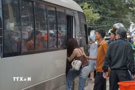 Công an tỉnh Gia Lai tạm giữ gần 150 người có liên quan trong đợt đột kích nhiều tụ điểm có dấu hiệu sử dụng trái phép chất ma túy trên địa bàn phường Diên Hồng. (Ảnh: TTXVN phát)