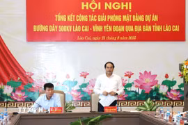 Bí thư Tỉnh ủy, Chủ tịch Hội đồng Nhân dân tỉnh Lào Cai Trịnh Xuân Trường phát biểu tại hội nghị. (Ảnh: TTXVN phát) 
