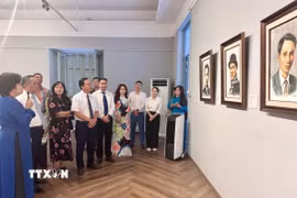 Các đại biểu tham quan triển lãm. (Ảnh: Thu Hương/TTXVN) 