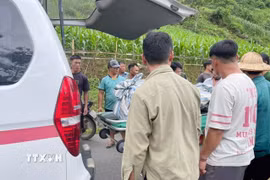 Nạn nhân được tìm thấy 300m cách chân đập bị cuốn trôi. (Ảnh: Nguyễn Oanh/TTXVN)