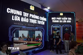 Triển lãm "Bức tường An ninh mạng" tại phố Đinh Tiên Hoàng, phường Hoàn Kiếm, thành phố Hà Nội, thu hút đông đảo người dân và du khách tham gia trải nghiệm. (Ảnh: Hùng Mạnh/TTXVN) 