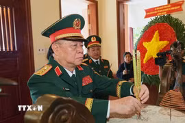 Đại tướng Nguyễn Trọng Nghĩa, Ủy viên Bộ Chính trị, Bí thư Trung ương Đảng, Ủy viên Thường vụ Quân ủy Trung ương, Chủ nhiệm Tổng cục Chính trị Quân đội nhân dân Việt Nam dâng hương tưởng niệm Chủ tịch Hồ Chí Minh và các Anh hùng liệt sỹ. (Ảnh: Minh Phú/TTXVN) 