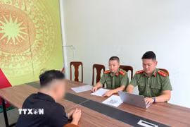 Ông L.C.H., chủ tài khoản Facebook “Khun Win” tại Công an xã Lao Bảo. (Ảnh: TTXVN phát)