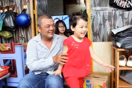 Người cha trở thành chỗ dựa duy nhất cho cả gia đình từ khi vợ anh mất trong đợt COVID-19. (Nguồn: Vietnam+)