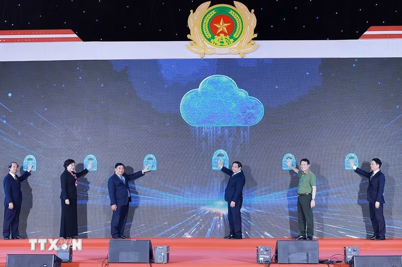 Thủ tướng Phạm Minh Chính và các đại biểu khai trương Trung tâm Dữ liệu quốc gia số 1 và công bố vận hành chính thức Hệ thống Cơ sở dữ liệu của Trung tâm Dữ liệu quốc gia. (Ảnh: Dương Giang/TTXVN)