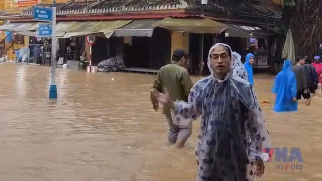 Phố cổ Hội An ngập trong biển nước