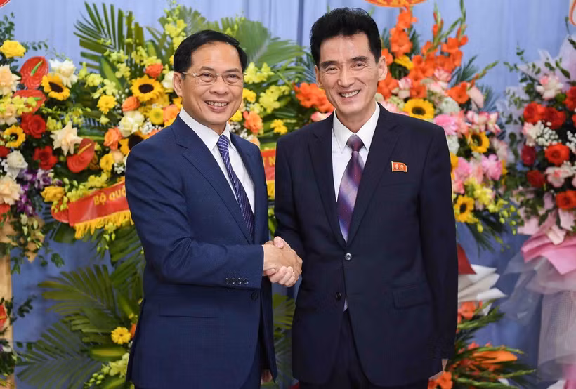 Ủy viên Trung ương Đảng, Phó Thủ tướng Chính phủ, Bộ trưởng Bộ Ngoại giao Bùi Thanh Sơn và Đại sứ Đặc mệnh toàn quyền nước Cộng hòa Dân chủ Nhân dân Triều Tiên Ri Sung Guk. (Ảnh: TTXVN phát)