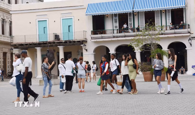 Du khách quốc tế tại La Habana. (Ảnh: Việt Hùng/TTXVN)