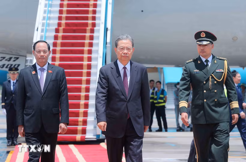 Phó Chủ tịch Quốc hội Trần Quang Phương đón Ủy viên trưởng Nhân đại toàn quốc Trung Quốc Triệu Lạc Tế tại Sân bay quốc tế Nội Bài. (Ảnh: An Đăng/TTXVN)