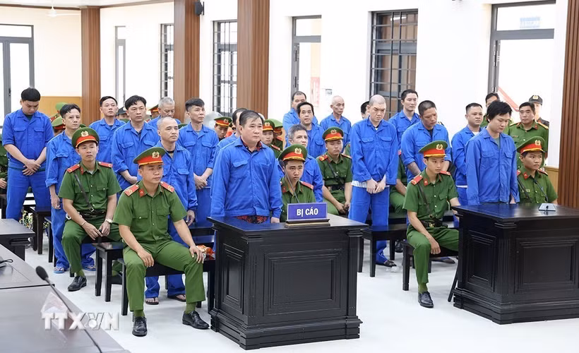 Các bị cáo tại phiên tòa sơ thẩm. (Ảnh: Công Mạo/TTXVN)