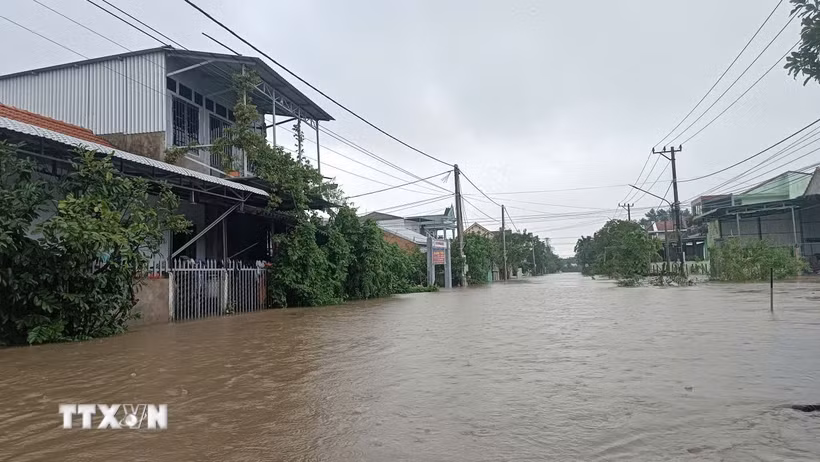 Nước lũ từ sông Bồ gây ngập sâu khu dân cư ở phường Kim Trà, thành phố Huế. (Ảnh: Hải Âu/TTXVN)