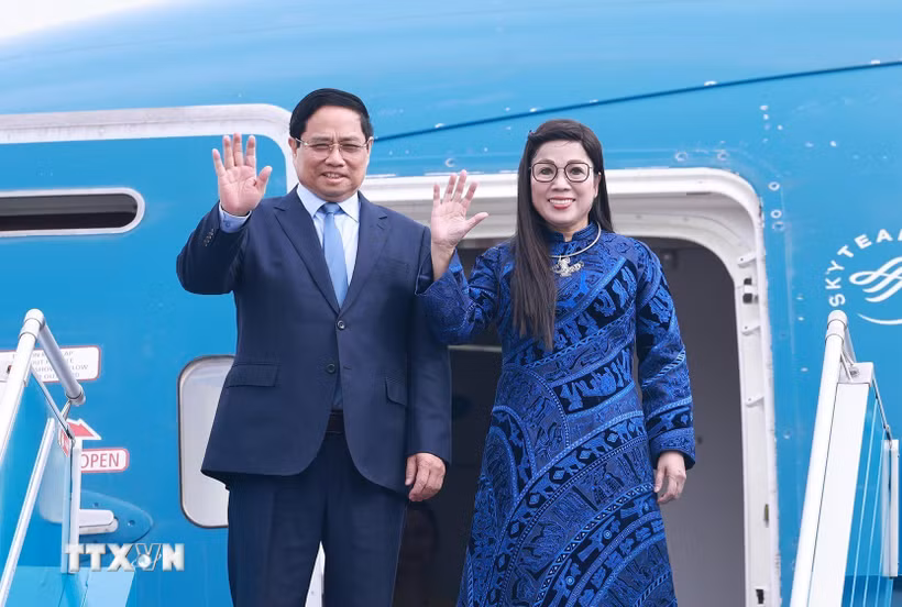 Thủ tướng Phạm Minh Chính cùng Phu nhân Lê Thị Bích Trân rời Hà Nội thăm chính thức Kuwait; Algeria và tham dự Hội nghị Thượng đỉnh G20 tại Nam Phi. (Ảnh: Dương Giang/TTXVN)