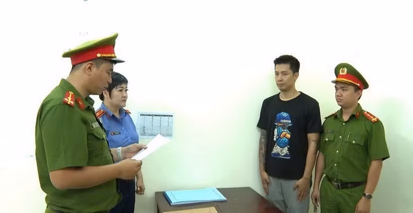 Cơ quan công an đọc quyết định bắt khẩn cấp cựu tuyển thủ Lê Sỹ Mạnh tại cơ quan điều tra. (Ảnh: TTXVN phát)