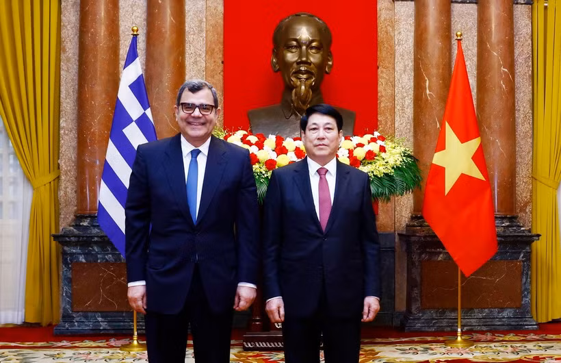 Chủ tịch nước Lương Cường với Đại sứ Hy Lạp Antonios Papakostas tại Lễ trình Quốc thư. (Ảnh: Lâm Khánh/TTXVN)