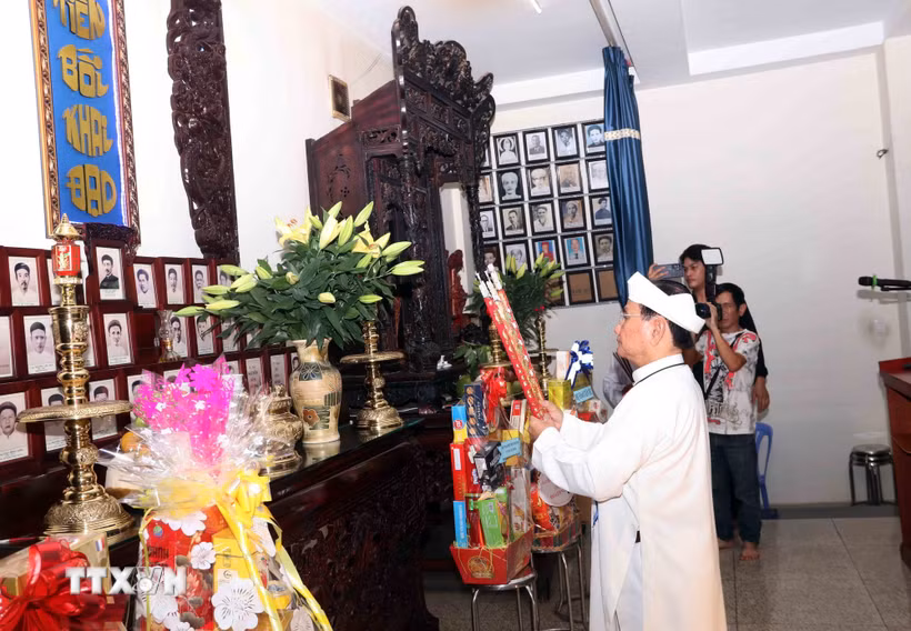 Ông Nguyễn Hữu Nhơn (Chí Đạt), Chánh Hội trưởng Ban Cai quản Nam Thành Thánh thất, thực hiện nghi lễ dâng hương các vị tiền bối khai sinh đạo giáo. (Ảnh: Xuân Khu/TTXVN)