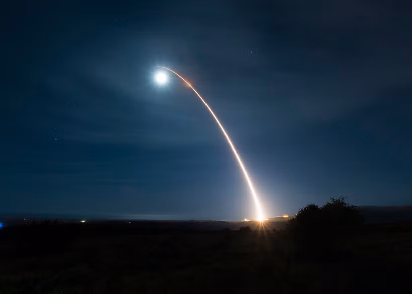 Vụ phóng thử tên lửa đạn đạo xuyên lục địa (ICBM) Minuteman III tại Căn cứ không quân Vandenberg, California, Mỹ ngày 5/2/2020. (Ảnh: AFP/TTXVN)