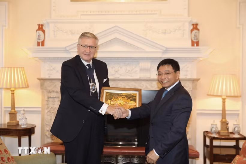 Bộ trưởng Nguyễn Văn Thắng tặng quà lưu niệm Thị trưởng Alastair King. (Ảnh: TTXVN phát)