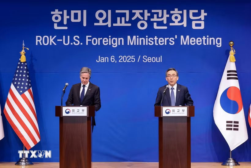Ngoại trưởng Mỹ Antony Blinken (trái) và Ngoại trưởng Hàn Quốc Cho Tae-yul tại cuộc họp báo ở Seoul, Hàn Quốc, ngày 6/1/2025. (Ảnh: Yonhap/TTXVN)