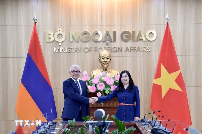 Thứ trưởng Ngoại giao Lê Thị Thu Hằng cùng Thứ trưởng Ngoại giao Armenia Mnatsakan Safaryan đồng chủ trì tham vấn chính trị Việt Nam-Armenia. (Ảnh: TTXVN phát)