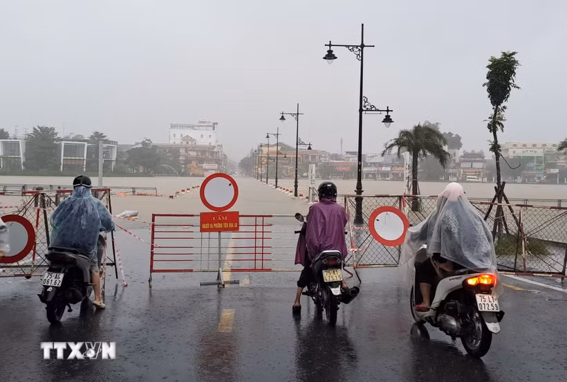Lũ lên trên báo động 2 gây ngập Đập Đá bờ Nam sông Hương, thành phố Huế. (Ảnh: Nguyên Lý/TTXVN)