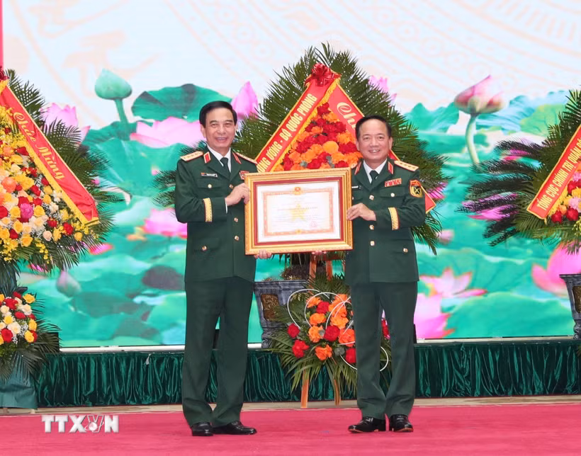Đại tướng Trịnh Văn Quyết, Bí thư Trung ương Đảng, Ủy viên Thường vụ Quân ủy Trung ương, Chủ nhiệm Tổng cục Chính trị Quân đội Nhân dân Việt Nam trao Huân chương Quân công hạng Nhất cho Đại tướng Phan Văn Giang, Ủy viên Bộ Chính trị, Phó Bí thư Quân ủy Trung ương, Bộ trưởng Bộ Quốc phòng. (Ảnh: Trọng Đức/TTXVN)