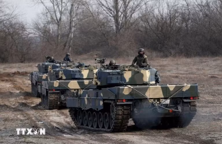 Xe tăng Leopard 2A4 của Đức tham gia tập trận gần Tata, Hungary ngày 6/2/2023. (Ảnh: REUTERS/TTXVN)
