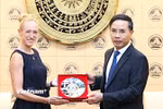 Chủ tịch Ủy ban Nhân dân thành phố Đà Nẵng Phạm Đức Ấn (phải) tiếp và tặng quà lưu niệm cho bà Alessandra Tognonato, tân Tổng lãnh sự Italia tại Thành phố Hồ Chí Minh nhân chuyến thăm thành phố. (Ảnh: PV/Vietnam+)