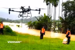 Sử dụng máy bay không người lái chuyên chở nhu yếu phẩm vào vùng cô lập. (Ảnh: Quang Hùng - Văn Tám/QK5)
