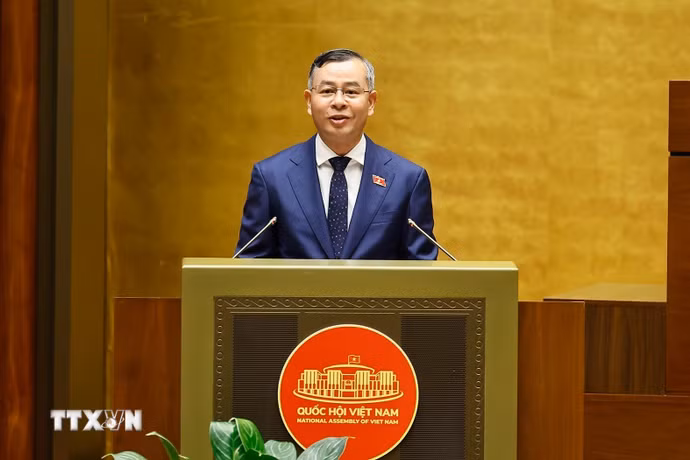 Bộ trưởng Bộ Tài chính Ngô Văn Tuấn, thừa ủy quyền của Thủ tướng Chính phủ trình bày tờ trình về 05 dự án: Luật Ngân sách nhà nước (hợp nhất); Luật Đấu thầu (sửa đổi); Luật sửa đổi, bổ sung một số điều của Luật Đầu tư; Luật sửa đổi, bổ sung một số điều của Luật Thuế thu nhập doanh nghiệp, Luật Thuế sử dụng đất phi nông nghiệp, Luật Thuế thu nhập cá nhân; Luật Trưng mua, trưng dụng tài sản (sửa đổi). (Ảnh: Doãn Tấn/TTXVN)