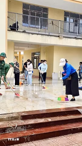 Cán bộ, chiến sỹ Bộ đội Biên phòng Quảng Trị đóng góp ngày công, phối hợp với trường học, địa phương chuẩn bị chu đáo cơ sở vật chất chào đón năm học mới. (Ảnh: TTXVN phát)