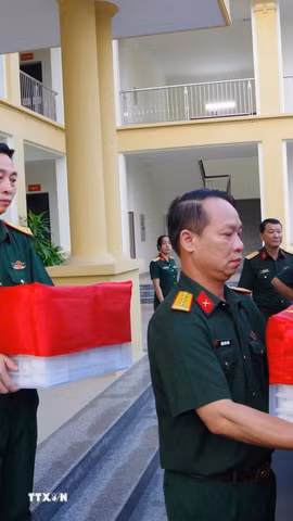 Các chiến sỹ Bộ Chỉ huy Quân sự tỉnh Phú Thọ làm lễ bàn giao. (Ảnh: TTXVN phát)