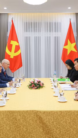 Ông Nguyễn Mạnh Cường, Ủy viên Trung ương Đảng, Phó Bí thư Thường trực Đảng ủy, Thứ trưởng Bộ Ngoại giao đã hội đàm với ông Thurmer Gyula, Chủ tịch Đảng Công nhân Hungary. (Ảnh: Bộ Ngoại giao)