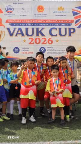 Ban Tổ chức VAUK Cup 2026 cùng các cầu thủ nhí ghi lại khoảnh khắc kỷ niệm rạng rỡ bên nhau. (Ảnh: TTXVN phát)
