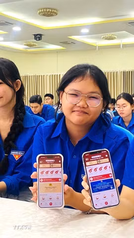 Báo cáo viên Công an tỉnh Tây Ninh hướng dẫn sử dụng ứng dụng VNeID, dịch vụ công trực tuyến. (Ảnh: Đức Hạnh/TTXVN)