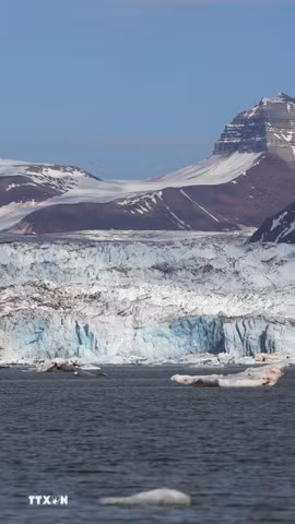 Hình ảnh sông băng tan chảy tại quần đảo Svalbard, Na Uy. (Ảnh: THX/TTXVN phát)