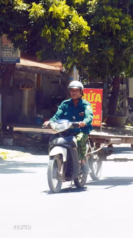 Người lao động nhọc nhằn mưu sinh giữa nắng nóng. (Ảnh: Tường Vi/TTXVN)