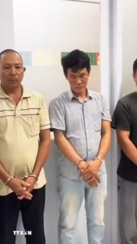 Các đối tượng tại cơ quan công an. (Ảnh: TTXVN phát)