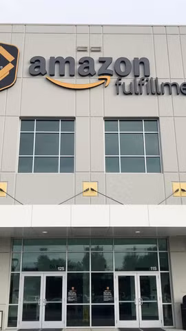 Trung tâm logistics của Tập đoàn thương mại điện tử Amazon. (Ảnh: Kyodo/TTXVN)