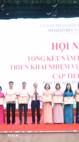 Lãnh đạo Sở Giáo dục và Đào tạo tỉnh Hưng Yên tặng Giấy khen cho 18 cá nhân có thành tích xuất sắc. (Ảnh: Thu Hoài/TTXVN)