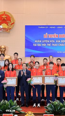 Lãnh đạo thành phố Hà Nội với vận động viên, huấn luyện viên đạt thành tích xuất sắc tại Đại hội Thể thao châu Á lần thứ 20 (ASIAD 20) năm 2026. (Ảnh: Lê Đông/TTXVN)