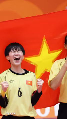 (Từ trái sang) Nguyễn Thị Khánh Ly, Nguyễn Thị Thu Trang và Lê Thị Hồng Liên ăn mừng chiến thắng trong trận chung kết nội dung đôi nữ, môn Cầu mây tại ASIAD 2026, ngày 29/9. (Ảnh: THX/TTXVN) phát