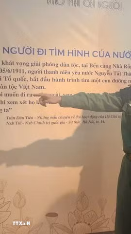 Các đại biểu tham quan triển lãm. (Ảnh: Hoài Nam/TTXVN)