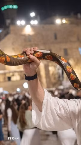 Nghi thức trung tâm trong Rosh Hashanah là việc thổi shofar-tù và làm từ sừng cừu đực, vào mỗi buổi sáng (trừ ngày Sabbath). (Ảnh tư liệu: TTXVN phát)