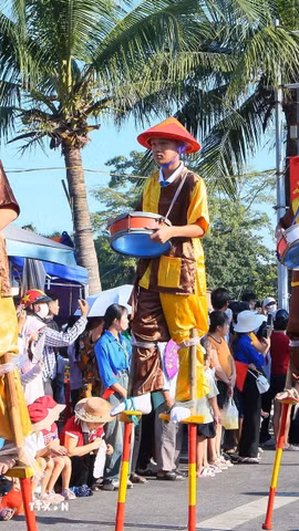 Đội cà kheo xã Hải Xuân biểu diễn đi cà kheo kết hợp múa trống tại Ngày hội văn hóa thể thao khu vực Hải Hậu. (Ảnh: Công Luật/TTXVN)