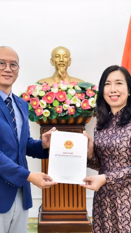 Thứ trưởng Ngoại giao Lê Thị Thu Hằng trao Giấy phép mở lại Văn phòng thường trú KBS (Hàn Quốc) tại Việt Nam. (Ảnh: Bộ Ngoại giao)