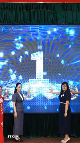 Kích hoạt mô hình “Tổ dân phố số” trên nền tảng nền tảng Công dân Thủ đô số iHanoi tại phường Hồng Hà (Hà Nội). (Ảnh: Tuyết Mai/TTXVN)