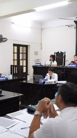 Hội đồng xét xử điều hành phiên tòa. (Ảnh: Kim Anh/TTXVN)