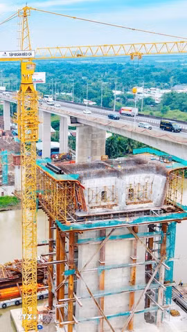 Thi công cầu Long Thành thuộc Dự án mở rộng đoạn cao tốc Thành phố Hồ Chí Minh-Long Thành. (Ảnh: Công Phong/TTXVN)