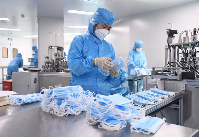Một nhà máy sản xuất khẩu trang của Tập đoàn Y tế Naton ở Bắc Kinh, Trung Quốc. (Ảnh: THX/TTXVN)